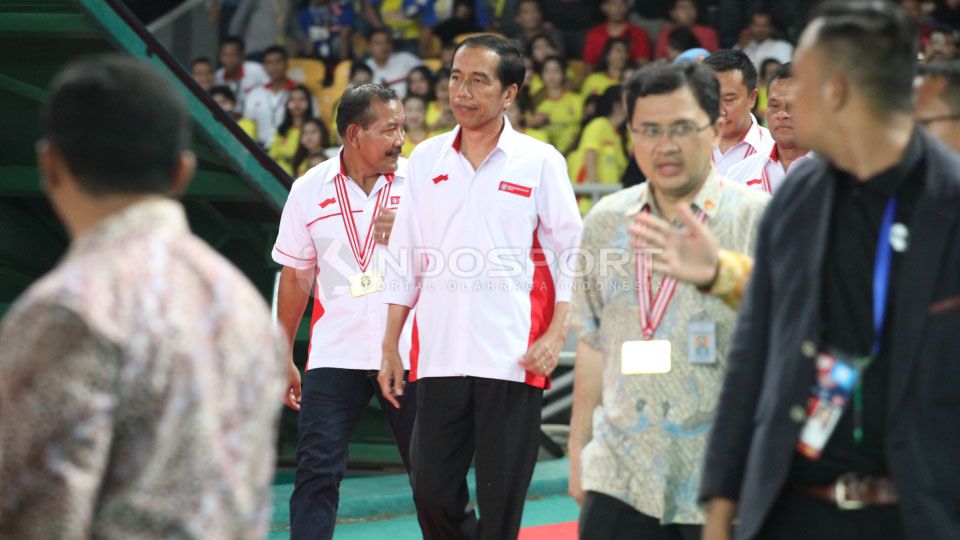 Presiden Indonesia Jokowi (tengah) saat turun dari tribun VIP menuju ke lapangan. Copyright: © Herry Ibrahim/Indosport